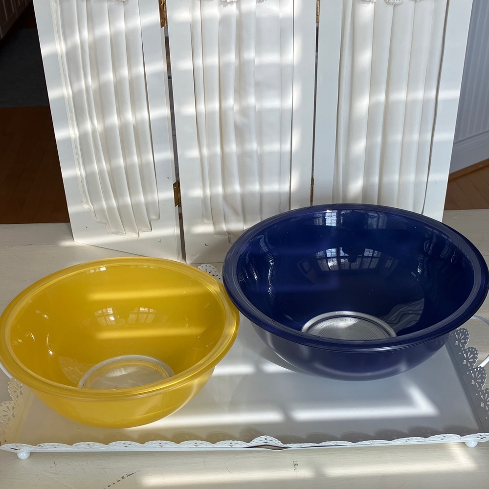 Pyrex Clear Bottom Mixing Bowls in Primary Blue & Yellow, 21/2Qts. & 1 1/2 Qts